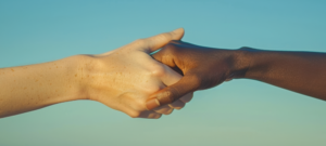 Conexión entre personas simbolizando retención de talento y fidelización en estrategia empresarial 2026